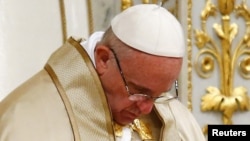 Le pape François se recueille.