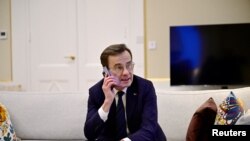 在斯德哥尔摩的政府总部，瑞典首相克里斯特松在收到匈牙利议会有关批准瑞典加入北约的表决结果之际通电话。(2024年2月26日)