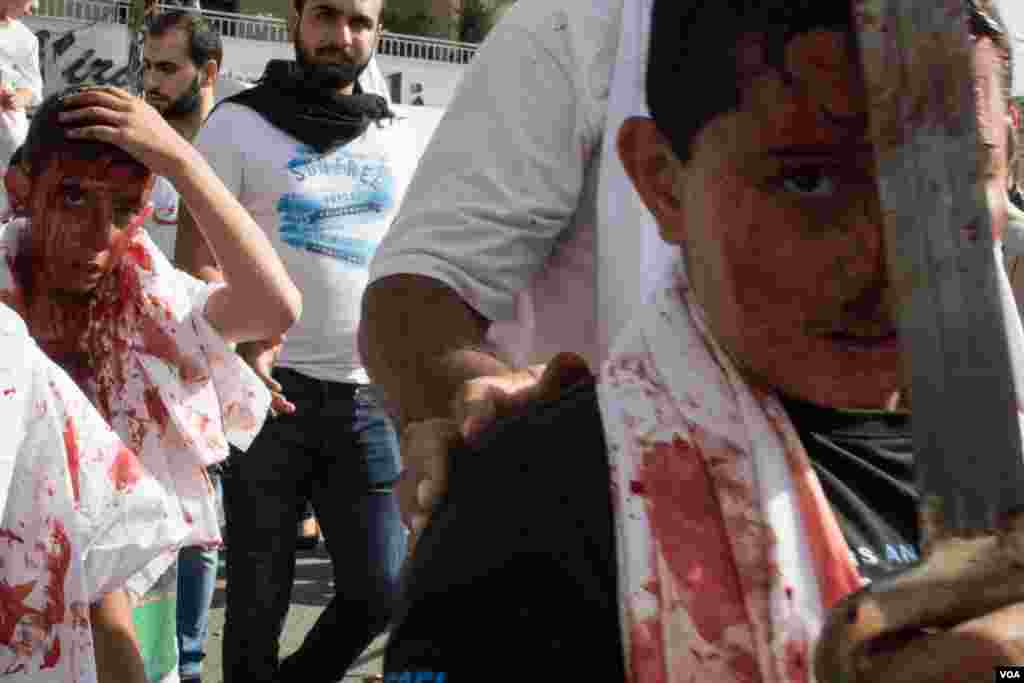 Both young and old perform the act of tatbir within Nabatieh. (J. Owens/VOA)