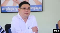 រូបឯកសារ៖ លោក ខេន លូ អគ្គលេខាធិការ​របស់​តំណាង​សមាគម​រោងចក្រ​កាត់ដេរ​នៅ​កម្ពុជា​ហៅ​កាត់​ថា ​GMAC នៅ​ក្នុង​រោងចក្រ​មួយ​ក្នុង​ទីក្រុង​ភ្នំពេញ កាល​ពី​ថ្ងៃ​ទី​២៨ ខែ​កក្កដា​ ឆ្នាំ​២០១៦។ (VOA)