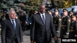 로이드 오스틴(가운데) 미 국방장관이 19일 우크라이나 수도 키예프에서 안드레이 타란(왼쪽) 우크라이나 국방장관과 의장대를 사열하고 있다.