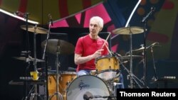 Drummer Rolling Stones, Charlie Watts saat tampil bersama Mick Jagger, Keith Richards, dan Ronnie Wood dalam konser "Latin America Ole Tour" di Santiago.(REUTERS)