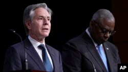 Американскиот секретар за одбрана и државниот секретар предупредуваат дека намалувањето на помошта за Украина и принудувањето на Украинците на „предвремено“ примирје би значело „напуштање на нашата моќ“