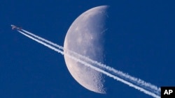 Quyosh sistemasi paydo bo’lganida Oy Yerni allaqachon 60 million yil mobaynida aylanib chiqqan, deydi olimlar 