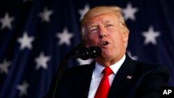 도널드 트럼프 미국 대통령이 지난 27일 이탈리아 시고넬라의 미 해군기지에서 장병들에게 연설하고 있다.