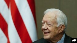 Mantan Presiden AS Jimmy Carter saat menrima penghargan dari Presiden Panama Juan Carlos Varela di Carter Center, Atlanta, 14 Januari 2016. (Foto: John Bazemore/AP Photo)