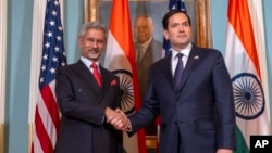 مارکو روبیو، وزیر خارجهٔ ایالات متحده (راست) و سوبرامانیم جیشنکر، وزیر خارجه‌ٔ هند