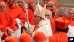 Paus Fransiskus usai upacara "consistory" atau memperkenalkan kardinal baru, di Basilika Santo Petrus, di Vatikan, 5 Oktober 2019.