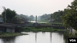Air di sebuah kanal di distrik Sai Mai, Bangkok utara hampir menyentuh jembatan (19/10).