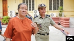 រូបភាព​ឯកសារ​៖ លោកស្រី​ លឹម​ មុនី ​មន្ត្រី​សិទ្ធិ​មនុស្ស​​នៃ​អង្គការ​អាដហុក​ នៅ​ឯ​តុលាការ​កំពូល ​​រាជធានី​​ភ្នំពេញ​ កាល​ពី​ថ្ងៃ​ទី​៥​ ខែ​កញ្ញា​ ឆ្នាំ​២០១៦​។ (ហ៊ាន​ សុជាតា/VOA​)