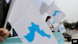 남북 정상회담이 열린 지난 2018년 4월 시민들이 한반도기를 들고 있다. 