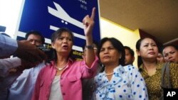 Opposition lawmaker Mu Sochua in front of Phnom Penh airport, file photo. 