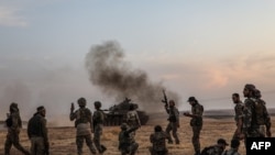 Tentara Turki dan pejuang Suriah yang didukung Turki berkumpul di pinggiran utara kota Manbij di Suriah dekat perbatasan Turki ketika Turki dan sekutunya melanjutkan serangan mereka terhadap kota-kota perbatasan yang dikuasai suku Kurdi di Suriah timur laut. (Foto: AFP/Zein A)