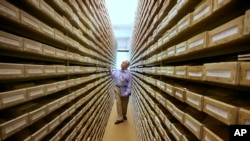 Gary Mokotoff, genealogist Yahudi dari New Jersey, melihat daftar nama di International Tracing Service (ITS) di Bad Arolsen, Jerman tengah. (Foto: dok).