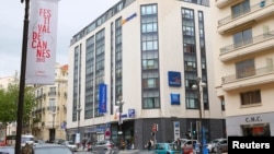 Journalists stand outside Novotel hotel, where jewels meant for film stars were stolen, Cannes, France, May 17, 2013.