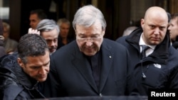 Kardinal George Pell meninggalkan pertemuan dengan korban pelecehan seksual di Roma, Italia. (Foto: dok.)