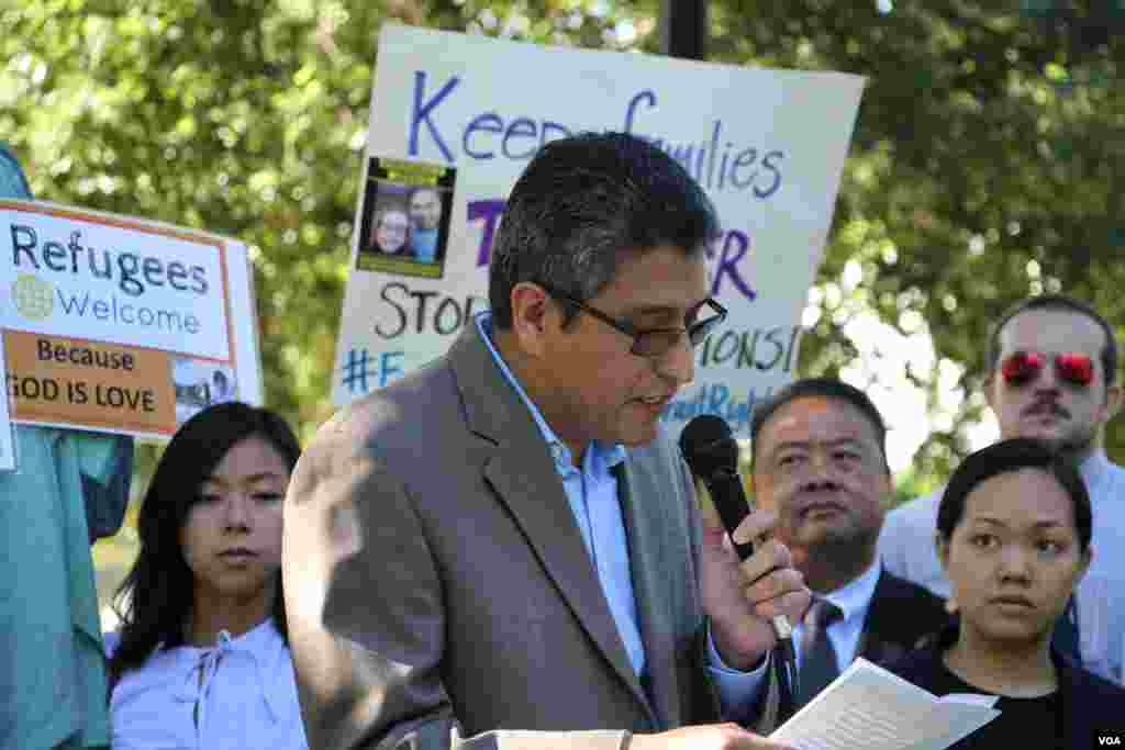 លោក Abel Nunez នាយក​ប្រតិបត្តិ​នៃ​អង្គការ Central American Resource Center (CARECEN) ​បាន​ថ្លែង​ទៅកាន់​អ្នក​ចូលរួម​ក្នុង​ការ​ជួបជុំ​ជា​សាធារណៈ​មួយ​នៅ​មុខ​សេតវិមាន ដើម្បី​តវ៉ា​ប្រឆាំង​នឹង​ទស្សនៈ​ប្រឆាំង​ជន​អន្តោប្រវេសន៍ និង​ជនភៀស​ខ្លួន‍។ (ទែន សុខស្រីនិត/VOA)​