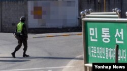 지난해 1월 북한 4차 핵실험에 대한 대응 조치로 한국 군이 최전방 민통선에서 대북 확성기 방송을 재개했다.