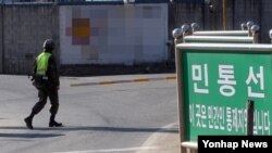 한국 군이 대북 확성기 방송을 재개한 다음날인 지난 9일 강원 화천군 최전방 민통선에서 군이 경계를 강화하고 있다. (자료사진)