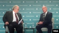 댄 코츠 미 국가정보국(DNI) 국장(오른쪽)이 13일 허드슨 연구소에서 열린 토론회에서 사회자와 대담하고 있다.