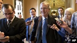 Senator Partai Republik, Mitch McConnell (tengah) dikerumuni wartawan yang menanyakan soal pembahasan jurang fiskal (30/12). (AP)