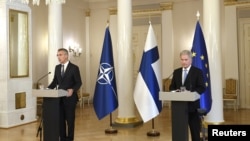 Sekretaris Jenderal NATO Jens Stoltenberg dan Presiden Finlandia Sauli Niinistö mengadakan konferensi pers bersama di Helsinki, Finlandia, 25 Oktober 2021. (Foto: Reuters)