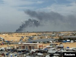 Asap membubung saat serangan darat Israel di Khan Younis di tengah konflik antara Israel dan kelompok Palestina, Hamas, dilihat dari kamp pengungsi di Rafah, bagian selatan Jalur Gaza, 14 Maret 2024. (Foto: Bassam Masoud/Reuters)