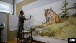 지난 2018년 6월 북한 평양 만수대창작사에서 화가가 유화를 제작하고 있다. (자료사진)