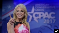 La conseillère de Donald Trump, Kellyanne Conway, donne un discours à National Harbor, Maryland, le 23 janvier 2017.