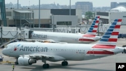 Des avions d'American Airlines sur le tarmac à l'aéroport international de Boston, dans le Massachusetts, le 21 juillet 2021.