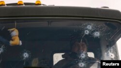 សមាជិក​នៃ​កង​កម្លាំង​អ៊ុយក្រែន​បើក​រថយន្ត​យោធា​នៅ​ក្បែរ​ទីក្រុង​ Artemivsk ភាគ​ខាង​កើត​ប្រទេស​អ៊ុយក្រែន កាល​ពី​ថ្ងៃ​ទី​២៥ ខែ​កុម្ភៈ ឆ្នាំ​២០១៥។​