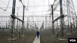 Salah satu pembangunan jaringan listrik untuk wilayah Jakarta dan sekitarnya (foto: dok). Pada tahun-tahun mendatang, pemenuhan kebutuhan listrik di Indonesia akan memprioritaskan penggunaan energi terbarukan.