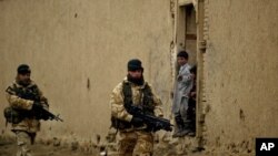 دو نیروی بریتانیایی در یکی از ولایات جنوبی افغانستان (تصویر از آرشیف صدای امریکا)