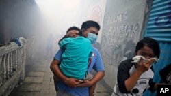  سم پاشی در یک محله زاغه‌نشین در جاکارتا اندونزی برای از بین بردن پشه که ناقل تب دِنگی به انسان است