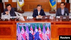 문재인 한국 대통령이 12일 청와대 내각 회의 중 미북정상회담 실시간 생중계를 보고 있다. 