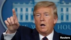 도널드 트럼프 미국 대통령이 27일 백악관에서 코로나 대응 기자회견 중 질문을 받고 있다.