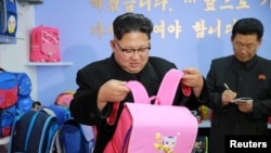 북한 김정은 평양가방공장 시찰
