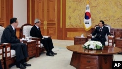 지난 2009년 4월 이명 당시 한국 대통령(오른쪽)이 북한의 김대중 전 대통령 조문단으로 서울을 방문한 김기남 노동당 비서(가운데), 김양건 통일전선부부장을 청와대에서 접견했다.