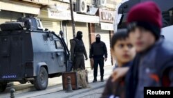 Polisi Turki berjaga di Diyarbakir, distrik Sur, Turki yang memberlakukan jam malam di sebagian wilayahnya (12/1).