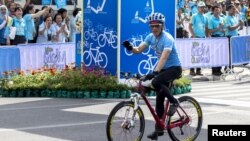 Putra mahkota Thailand Maha Vajiralongkorn bersepeda dalam acara "Bike for Mom" di Bangkok, Thailand, 16 Agustus 2015.