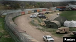 মেক্সিকোর সাথে সীমান্তে টেক্সাসের ঈগল পাস-এ কন্টেইনার দিয়ে প্রতিবন্ধকতা সৃষ্টি করা হয়েছে। ফাইল ফটো।