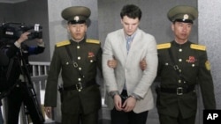 Otto Warmbier (tengah) ketika masih ditahan pihak berwajib di Korea Utara (foto: dok). 