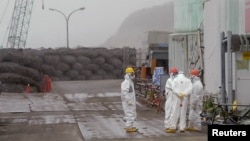 Workers take a break at Tokyo Electric Power Company's (TEPCO) tsunami-crippled Fukushima Daiichi nuclear power plant in Fukushima prefecture. June 12, 2013. 
