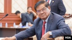 រូបឯកសារ៖ លោក ​ស​ ខេង រដ្ឋមន្រ្តី​នៃ​ក្រសួង​មហាផ្ទៃ​ ថ្លែង​ទៅមន្រ្តី​ប៉ូលិស​និង​អភិបាល​នានា​ក្នុង​ការ​ប្រជុំ​នៃ​របាយការណ៍​បូកសរុបចំនួន​​ជន​​​អន្តោប្រវេសន៍​នៅ​រាជធានីភ្នំពេញ កាលពី​ថ្ងៃ​សុក្រ​ ទី​១៩ សីហា ឆ្នាំ​២០១៦ ។ ​(ឡេង ឡែន/VOA)