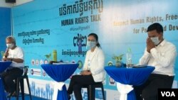 លោកបណ្ឌិត សេង សារី អ្នកសិក្សាស្រាវជ្រាវសង្គមឯករាជ្យ(ស្តាំ) និងលោកស្រី ចក់ សុភាព នាយិកាមជ្ឈមណ្ឌលសិទ្ធិមនុស្សកម្ពុជា(កណ្តាល) ក្នុងពិធីប្រារព្ធទិវាសិទ្ធិមនុស្សអន្តរជាតិ១០ធ្នូ នៅមជ្ឈមណ្ឌលសម្ព័ន្ធភាពការងារ និងសិទ្ធិមនុស្ស នៅទីក្រុងភ្នំពេញ ថ្ងៃទី១០ ខែធ្នូ ឆ្នាំ២០២០។ (ហ៊ុល រស្មី/វីអូអេ)