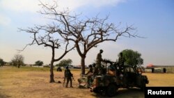 지난 30일 남수단 수도 주부 외곽에서 정부군 병사들이 경게 중이다.
