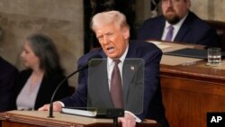 ປະ​ທາ​ນາ​ທິ​ບໍ​ດີ ດໍ​ໂນ​ລ ທ​ຣຳ ກ່າວ​ຄຳ​ປາ​ໄສ​ໃນ​ກອງ​ປະ​ຊຸມ​ຮ່ວມ​ຂອງ​ລັດ​ຖະ​ສະ​ພາ, ນະ​ຄອນຫຼວງ ວໍ​ຊິງ​ຕັນ, 04 ມີ​ນາ 2025.(AP Photo/Ben Curtis)