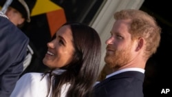 Pangeran Harry dan Meghan Markle, Duke dan Duchess of Sussex, tiba di acara Invictus Games di Den Haag, Belanda, Jumat, 15 April 2022. (Foto: AP)