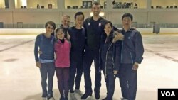 북한 피켜 스케이팅 선수들을 지도한 캐나다인 브루노 마르코트 코치(왼쪽 3번째)와 북한의 염대옥(왼쪽 2번째), 김주식(왼쪽 4번째) 선수. 마르코트 코치가 제공한 사진이다.