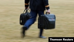 지난 16일 조 바이든 미국 대통령 군사보좌관이 '뉴클리어 풋볼'로 불리는 핵가방을 들고 백악관에서 바이든 대통령을 뒤따라 머린원 전용헬기에 타고 있다. 